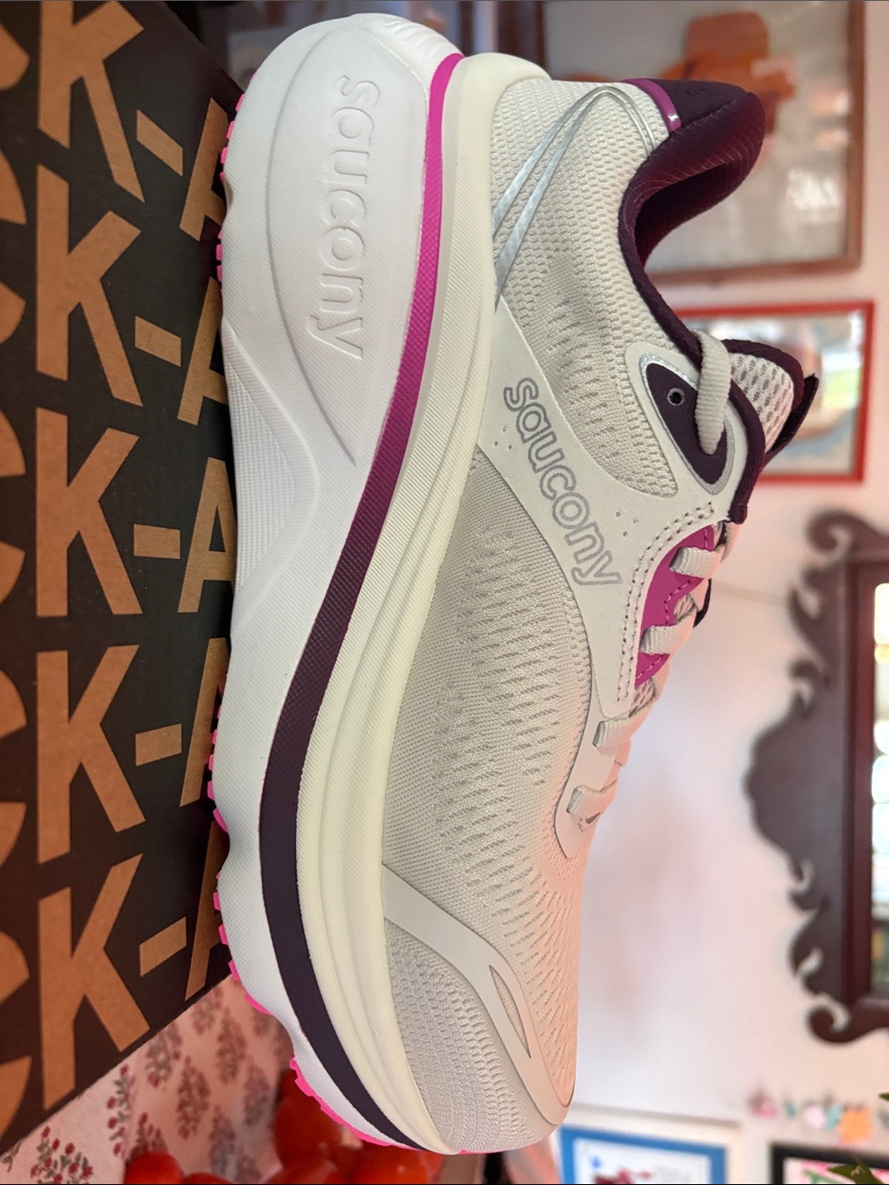 W9 Brand New Saucony Hurricane 26